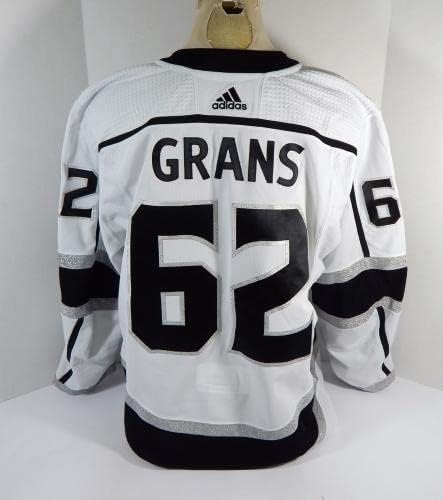 2021-22 Los Angeles Kings Helge Grans 62 Játék Használt Fehér Jersey Előre Szezonban 56 9 - Játék Használt NHL-Mezek